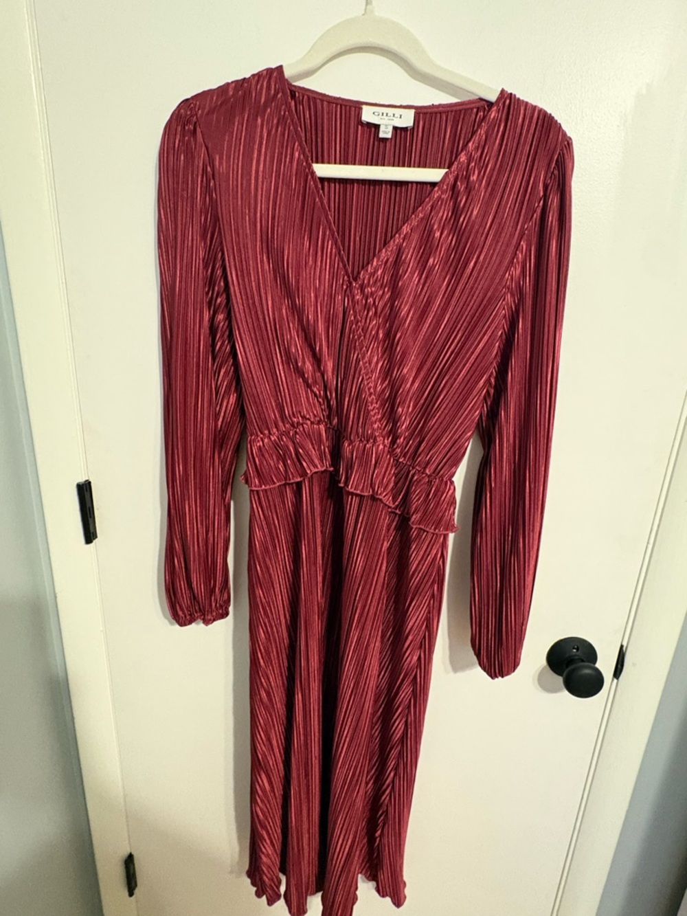 Gilli Burgundy Pleated V-Neck Long Sleeve Midi Dress